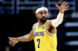 开云体育直播-湖人险胜火箭，范弗利特刷新纪录