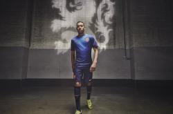 开云在线直播-意甲焦点战之夜，爱德华兹连续得分拉开差距，书写个人传奇