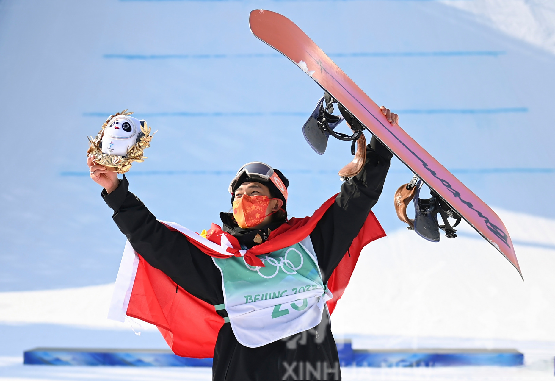 滑雪比赛选手勇猛无畏，毫不畏惧