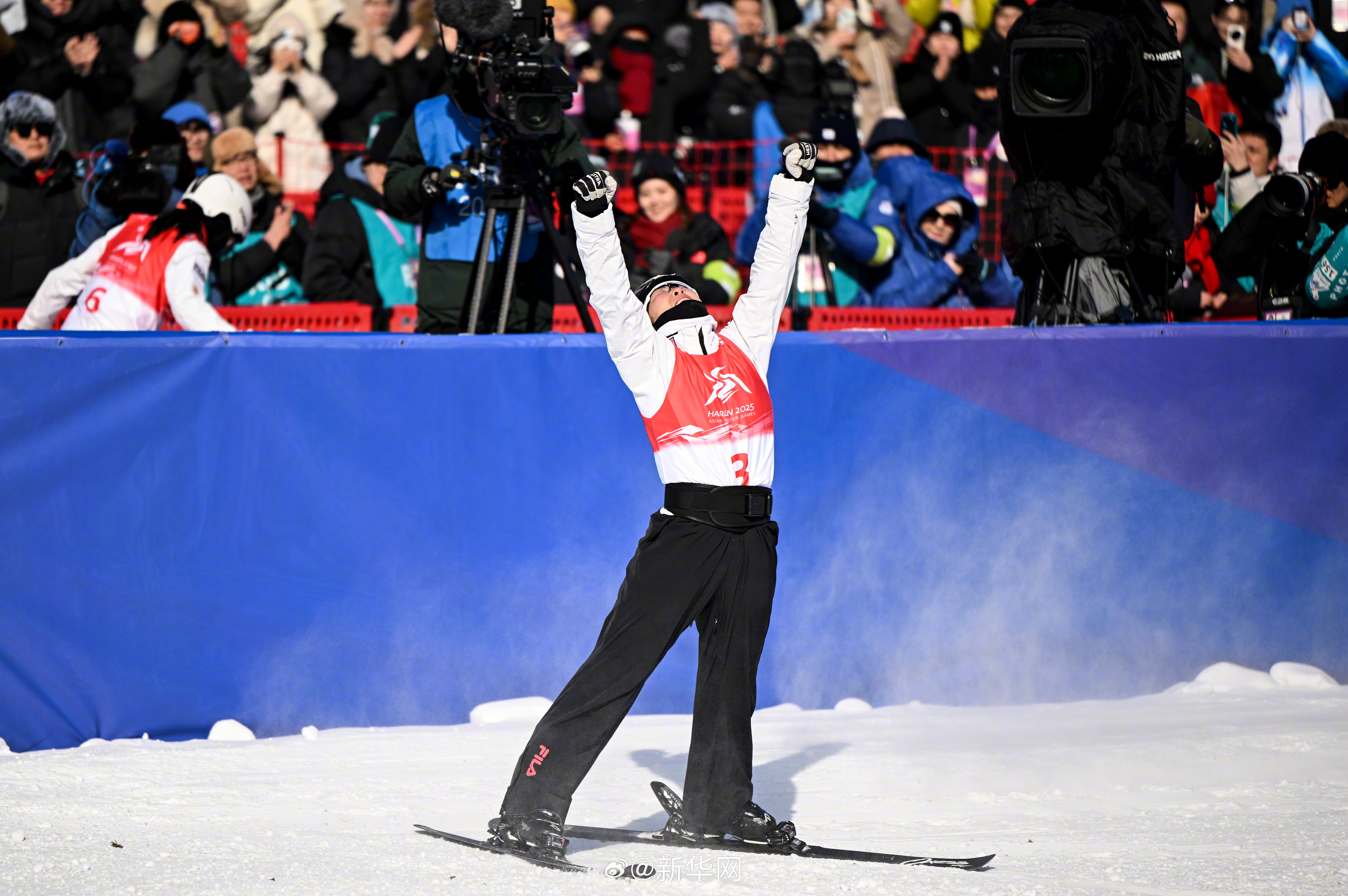 滑雪比赛选手勇猛无畏，毫不畏惧