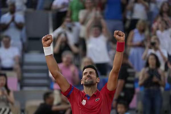 包含西班牙网球队鏖战英国网球队，德约科维奇统治全场的词条