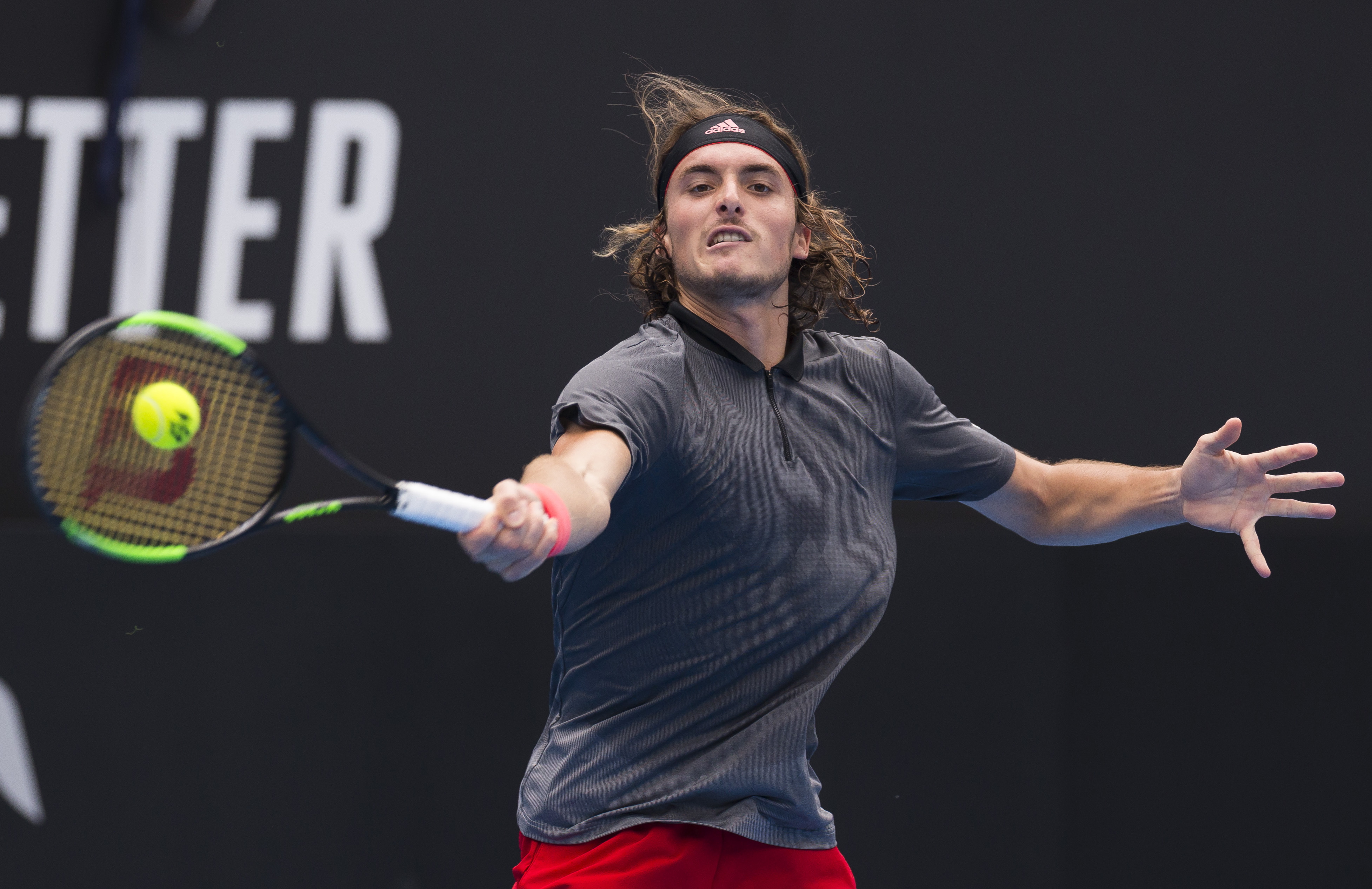 世界网球队险胜西班牙网球队，西西帕斯高光表现的简单介绍