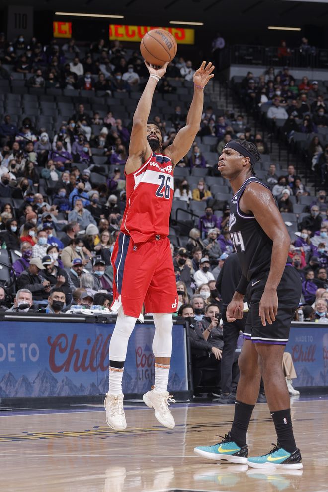 关于魔术强势国王，巴恩斯完成帽子戏法的信息