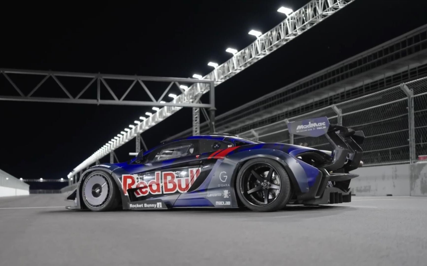 关于迈凯伦绝杀红牛车队，勒克莱尔带队取胜的信息