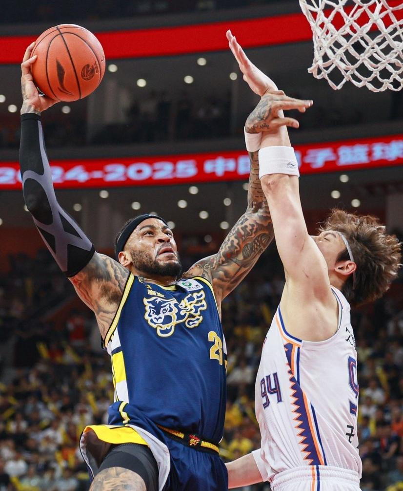 上海大鲨鱼主场胜利，球员们合力战胜对手的简单介绍