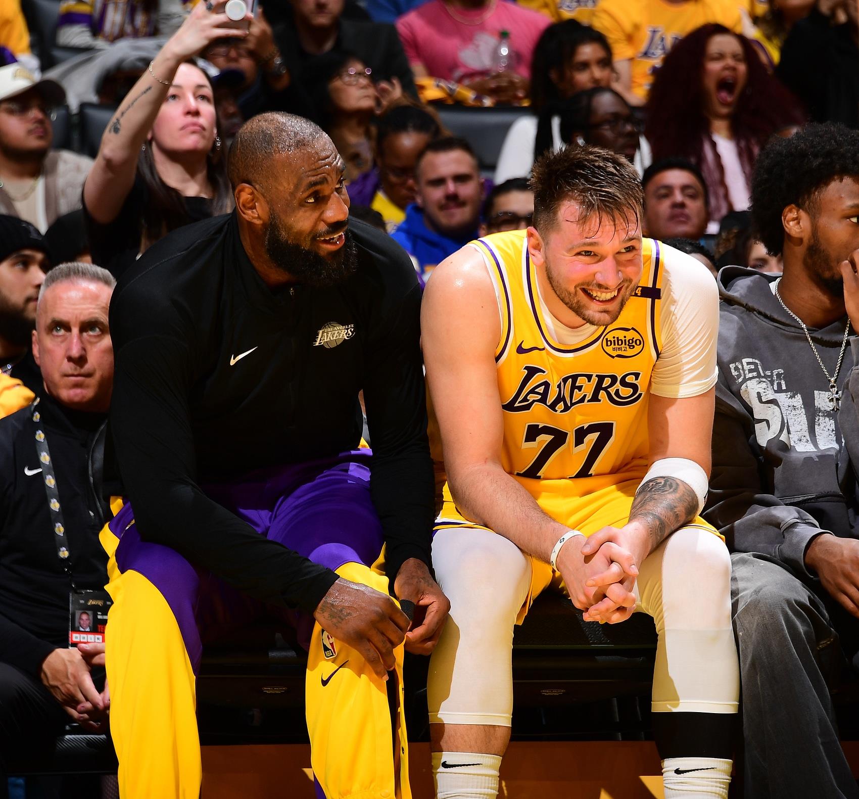 包含灰熊客场击败掘金，西部半决赛首战胜利的词条