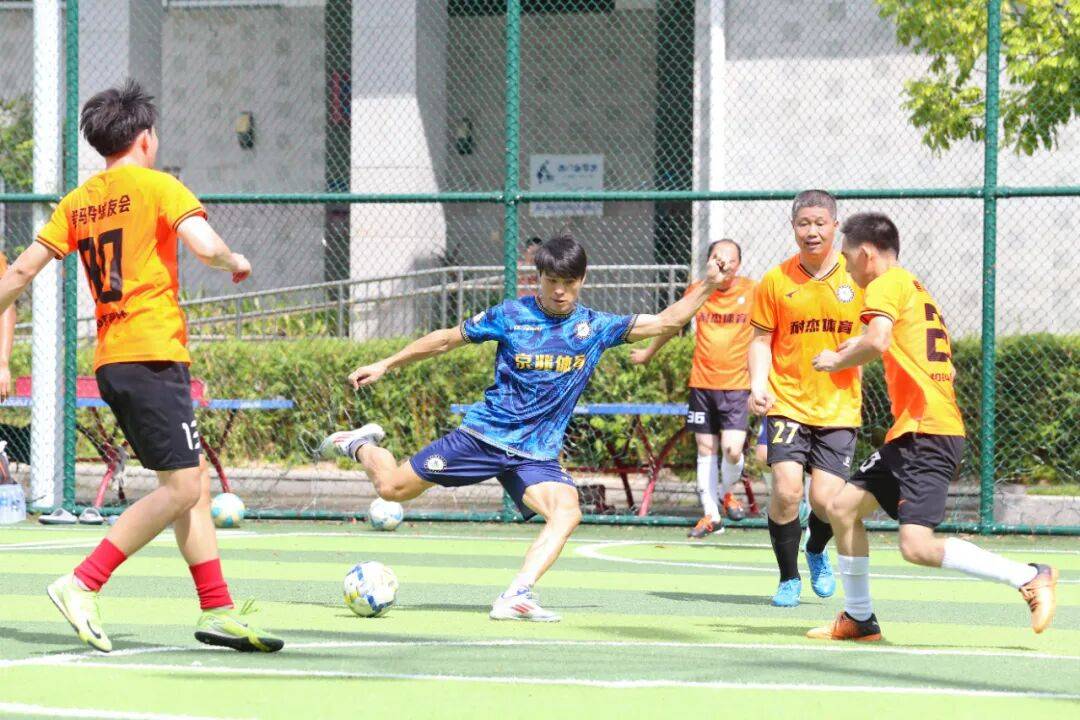 球类比赛火爆进行，选手们奉献激情战役