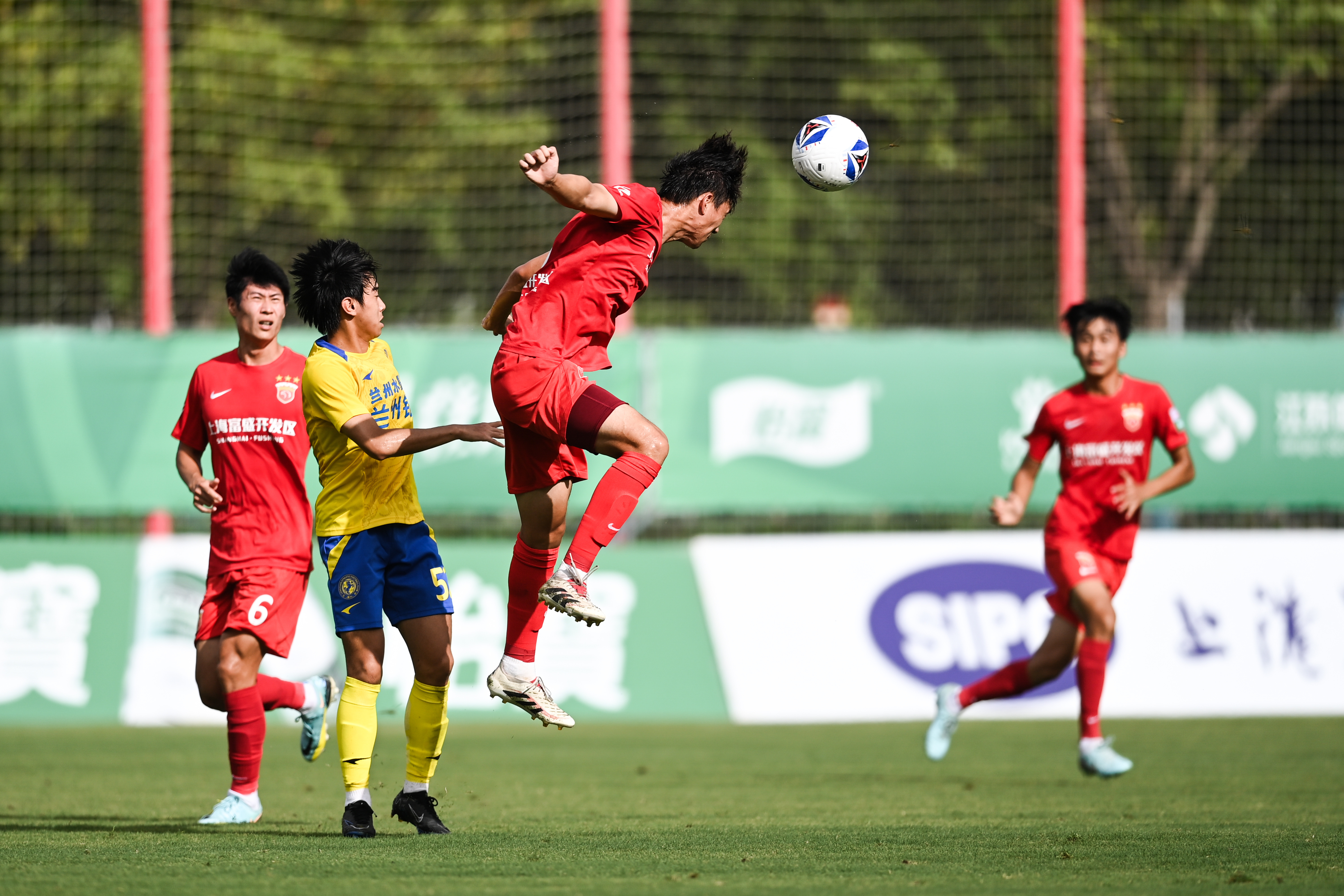 大连一方球队成员聚精会神，全力备战比赛的简单介绍