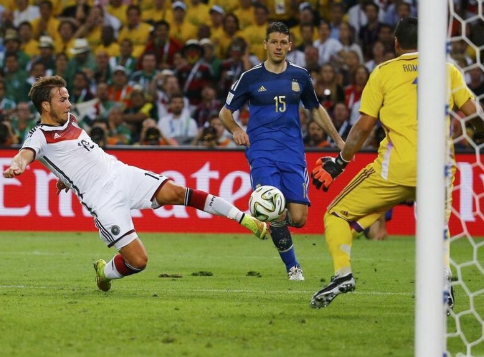 国际足球比赛中球员技术高超