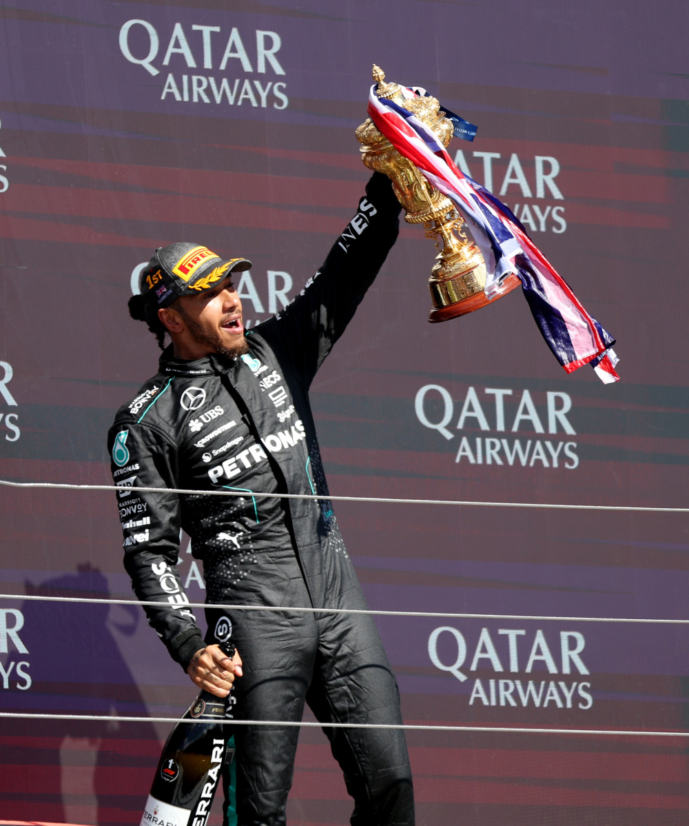 阿斯顿马丁完胜梅赛德斯，汉密尔顿点燃赛场的简单介绍