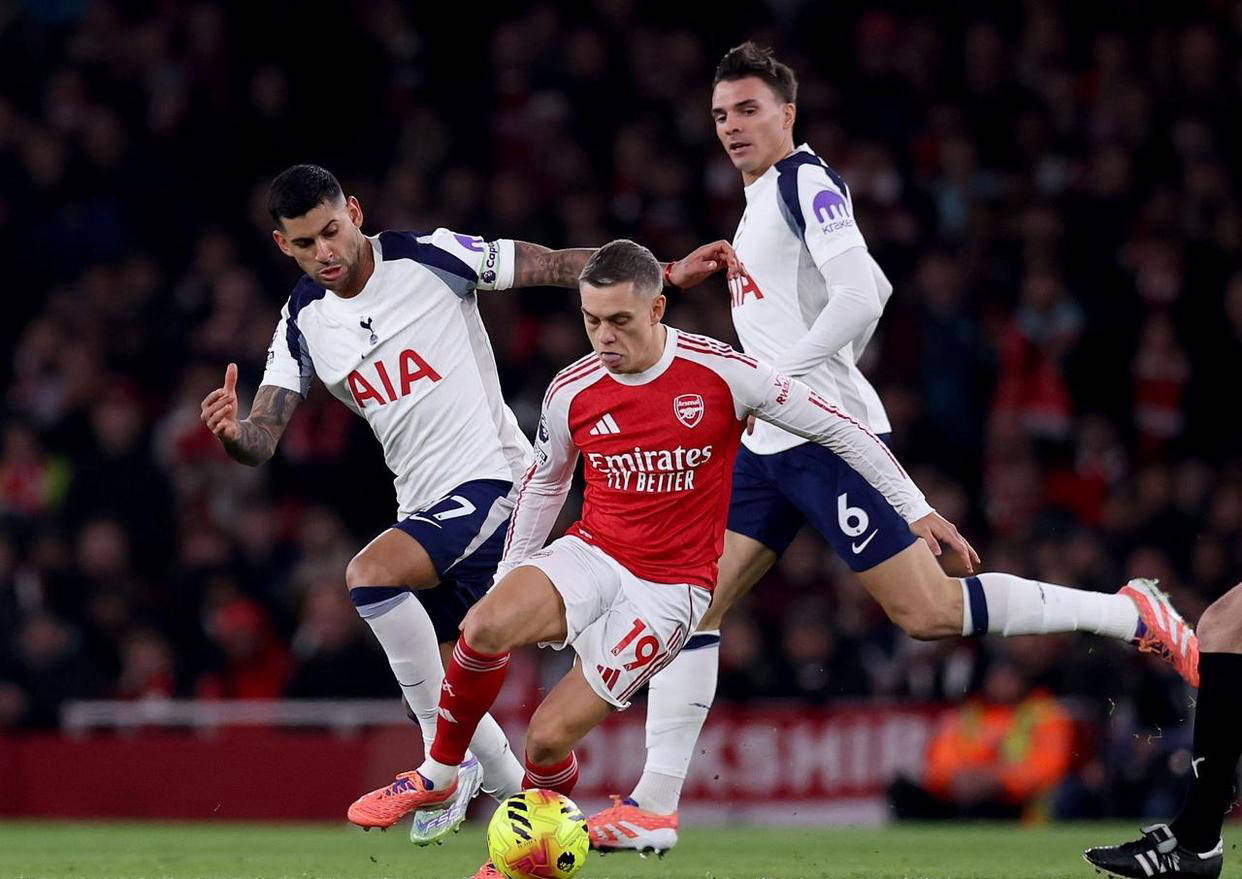 包含热刺球队荣膺联赛冠军，球员欢呼雀跃的词条