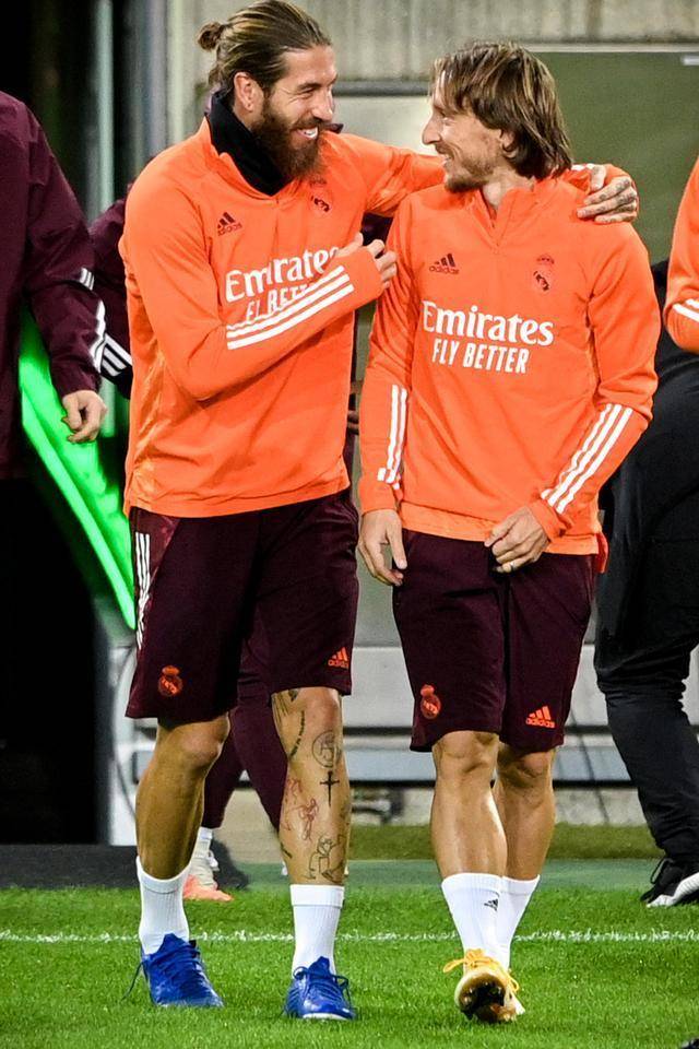 包含巴黎横扫马赛，莫德里奇带队取胜的词条