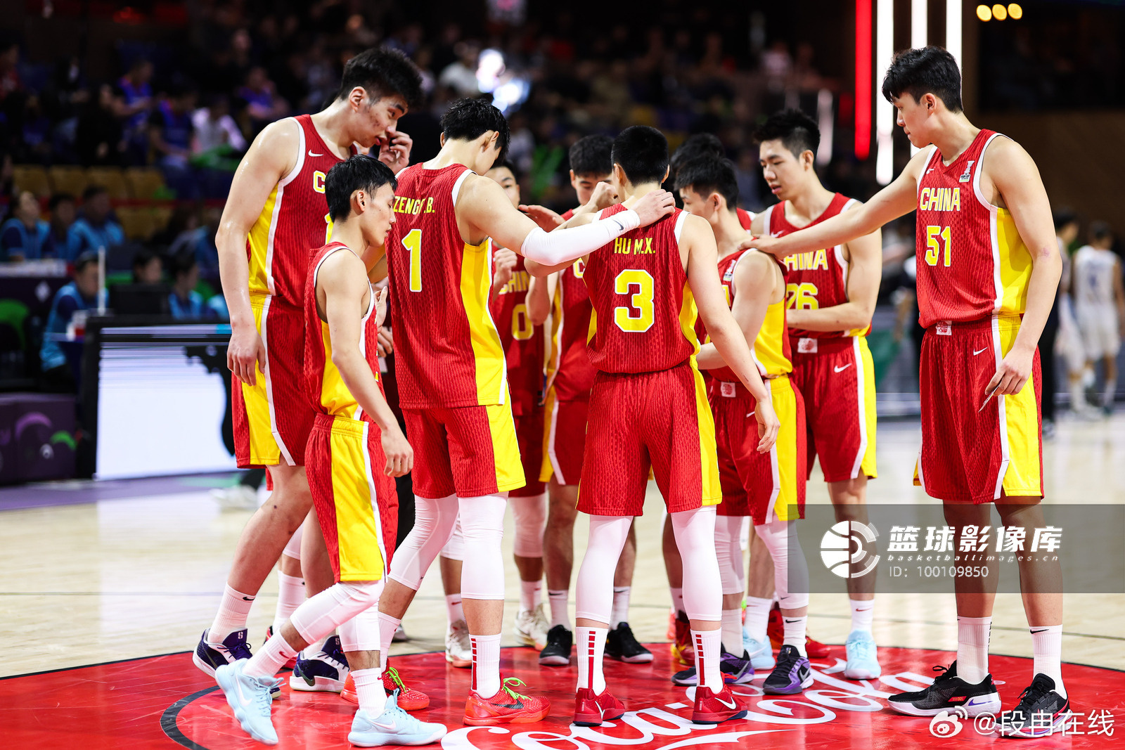 包含一场激烈对决，排名靠前球队力争夺胜的词条