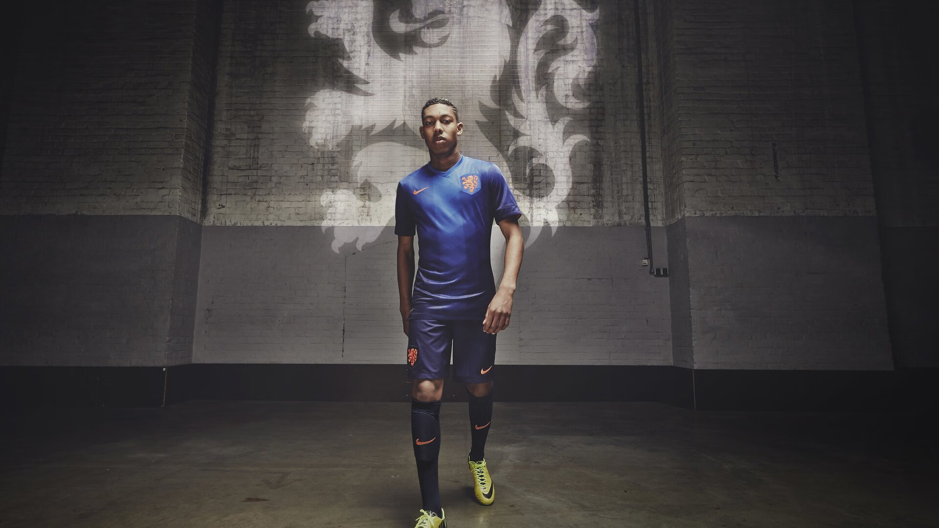 意甲焦点战之夜，爱德华兹连续得分拉开差距，书写个人传奇