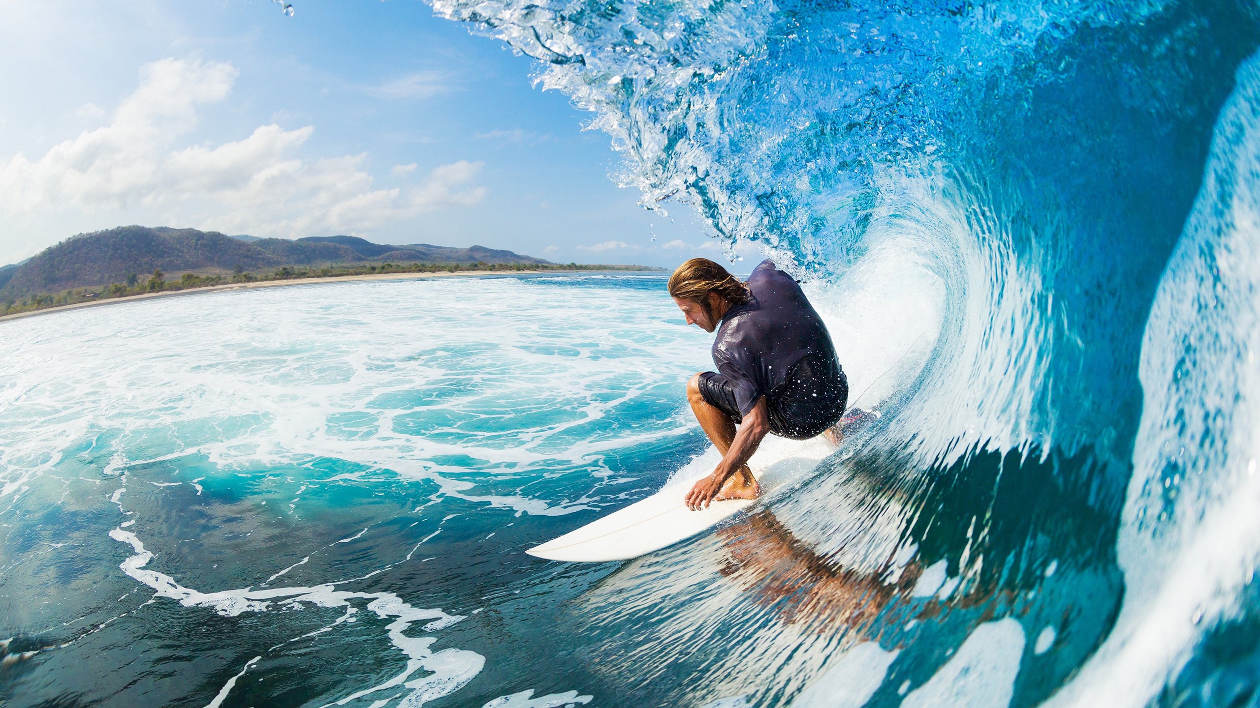 红色闪电撕裂银箭阵，法拉利策略完胜梅赛德斯，汉密尔顿绝地反击点燃赛场