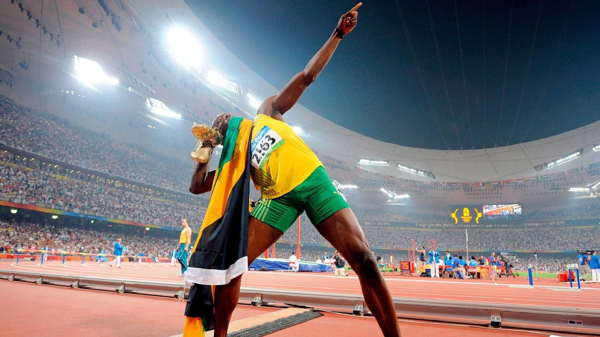 绿茵双城记,贝蒂斯掀翻波兰铁骑,凯恩在德甲争冠战接管比赛